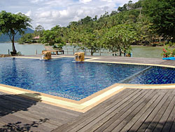 het verfrissende zwembad in het Siam Bay Resort