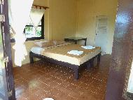 tweepersoonsbedden in the Baan Bon Khao bungalows op heuvel