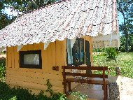Zijaanzicht van de Baan Rim Talay bungalows