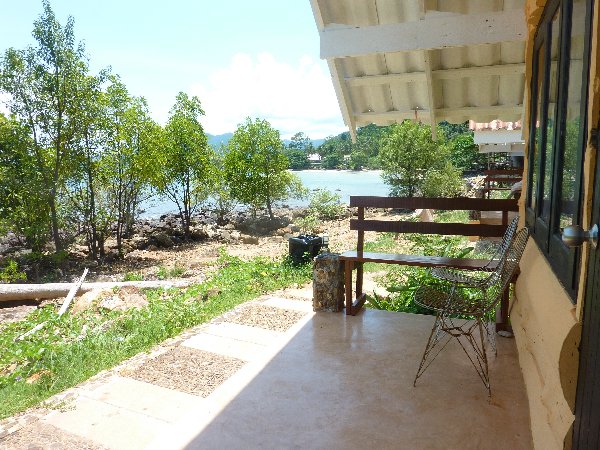 Uitzicht over de baai vanaf het terras van een Baan Rim Talay bungalow