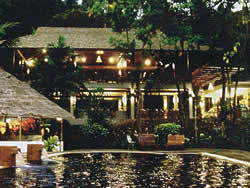 Geniet van de maaltijd met uitzicht op het zwembad