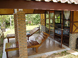 het terras van de romantische Baan Bon Khao bungalow