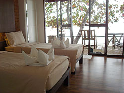 uitzicht over zee en terras bij een baan yong yuth buri bungalow